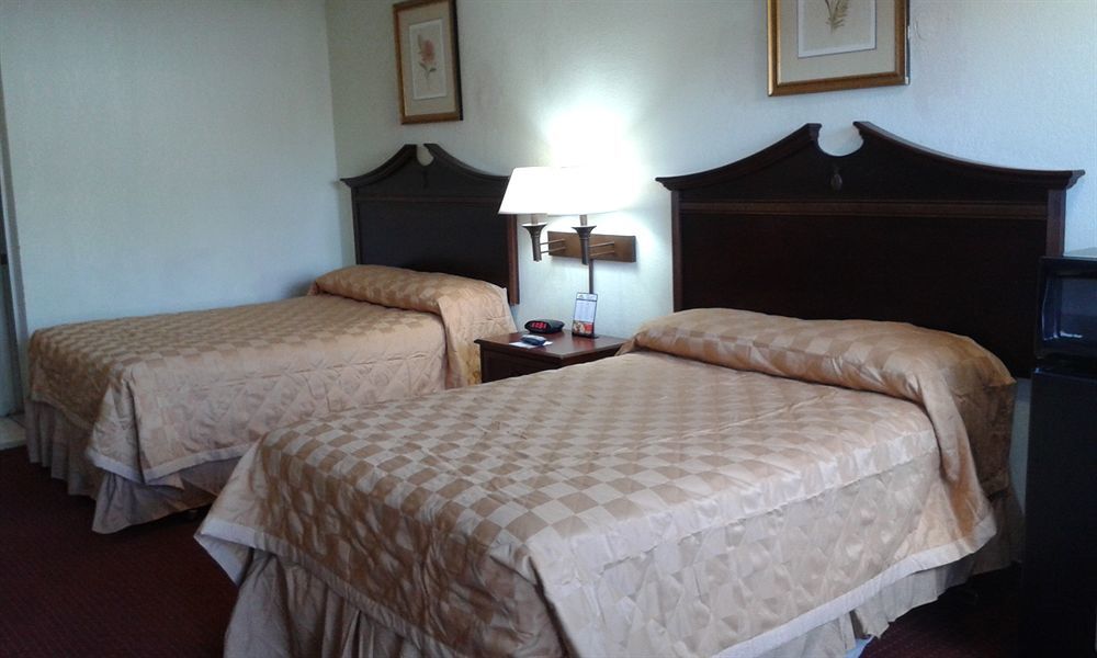 Key West Inn - Ньюпорт-Ньюс Экстерьер фото