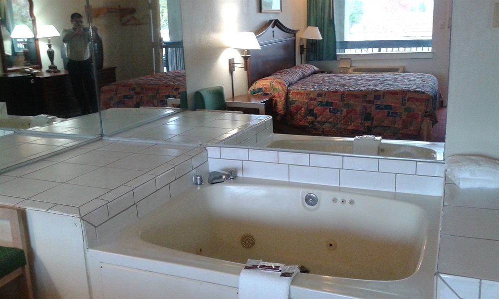 Key West Inn - Ньюпорт-Ньюс Экстерьер фото