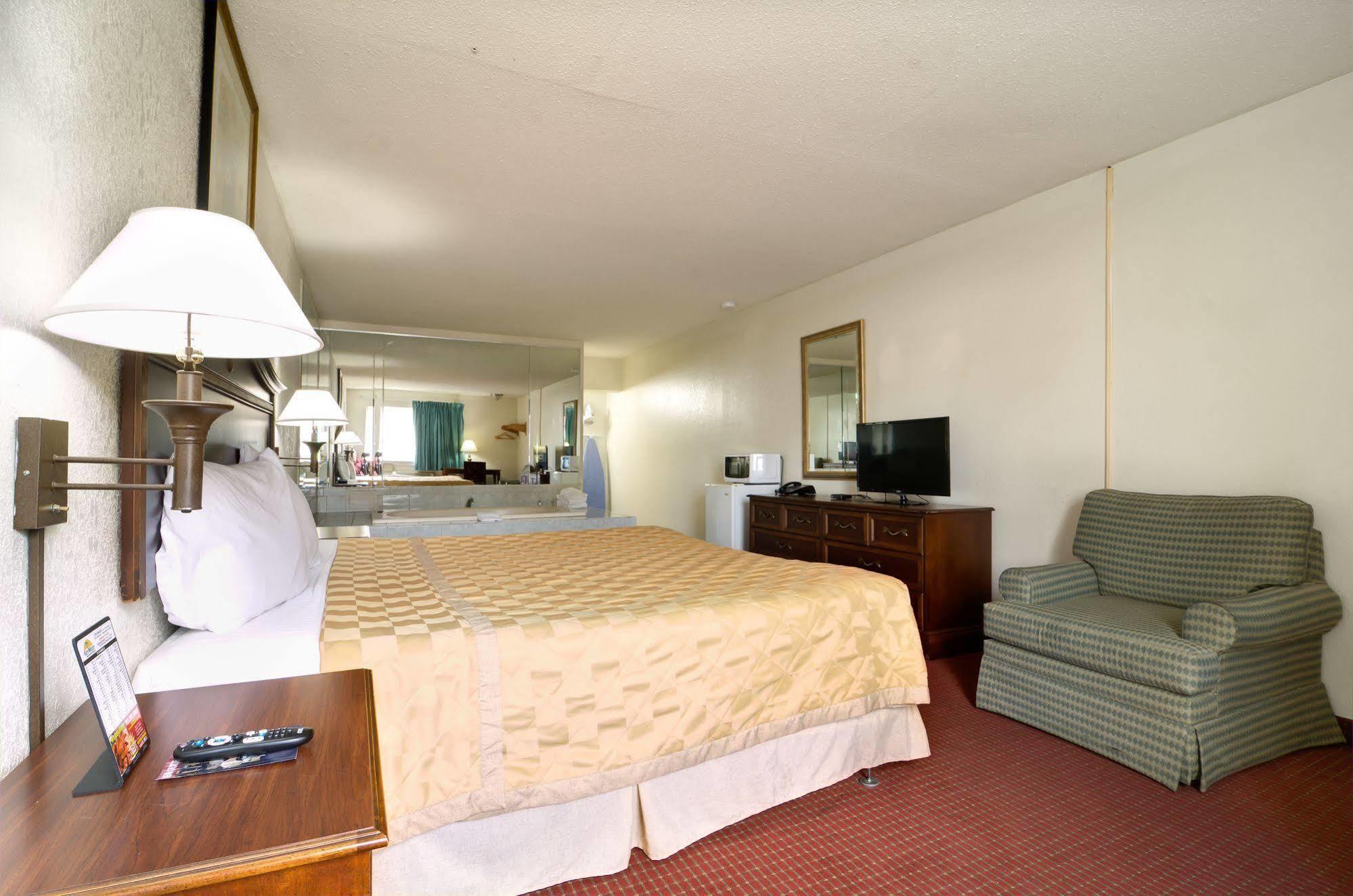 Key West Inn - Ньюпорт-Ньюс Экстерьер фото
