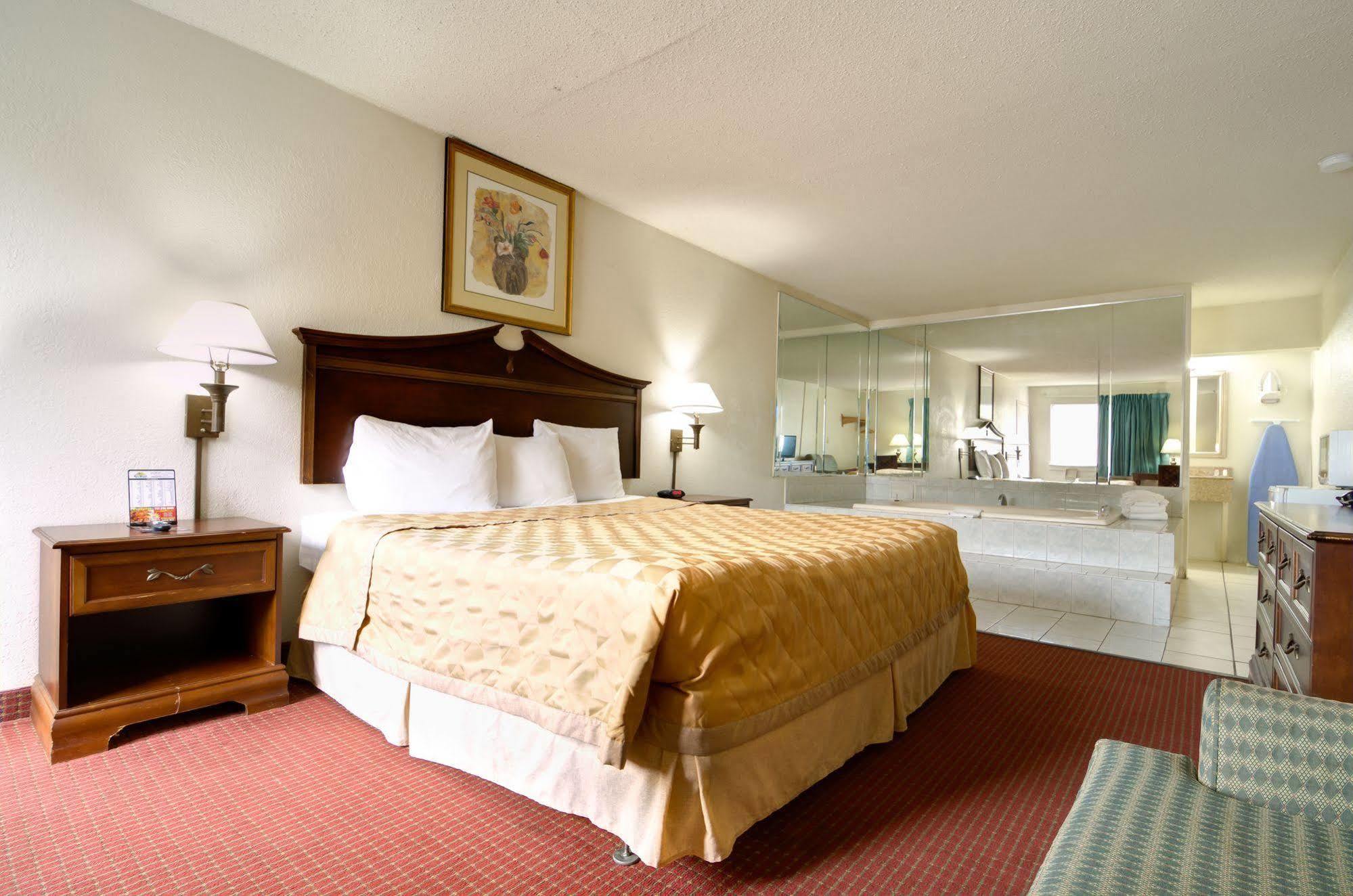 Key West Inn - Ньюпорт-Ньюс Экстерьер фото