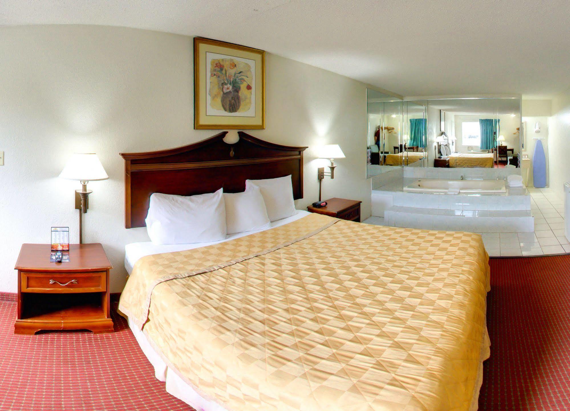 Key West Inn - Ньюпорт-Ньюс Экстерьер фото